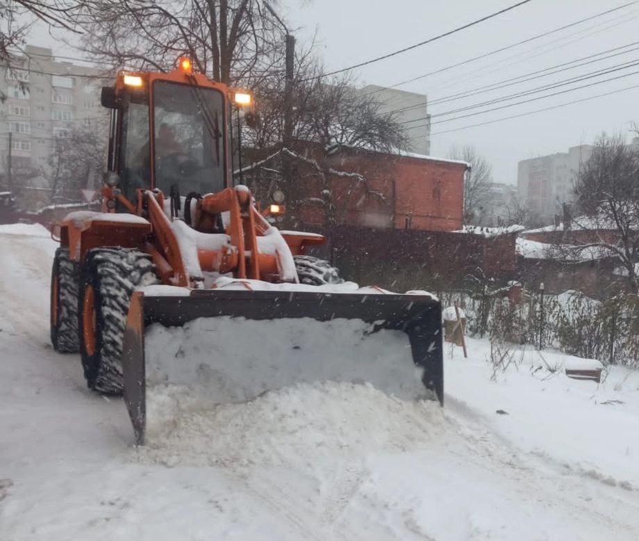 Улицы частного сектора в Курске очищают от снега на машинах СМЭП