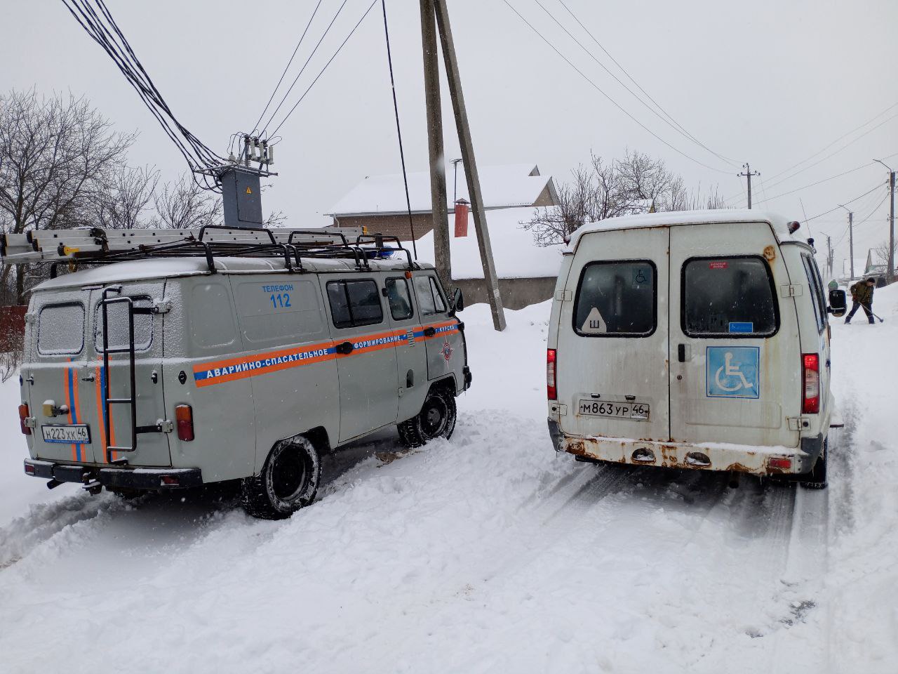 Спасатели помогли курянке на инвалидной коляске добраться до больницы