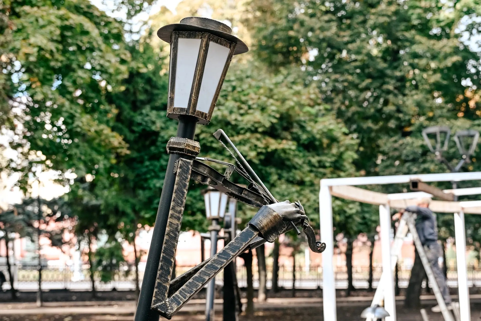 В сквере возле курской филармонии появились фонари в виде музыкальных инструментов