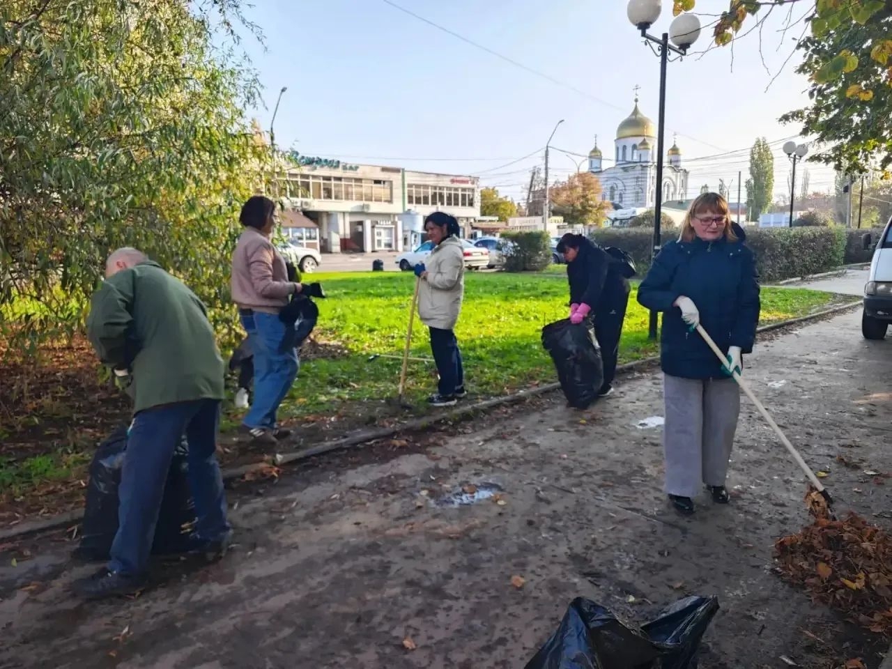 На  общегородском субботнике  собрали свыше 5 тысяч мешков опавших листьев