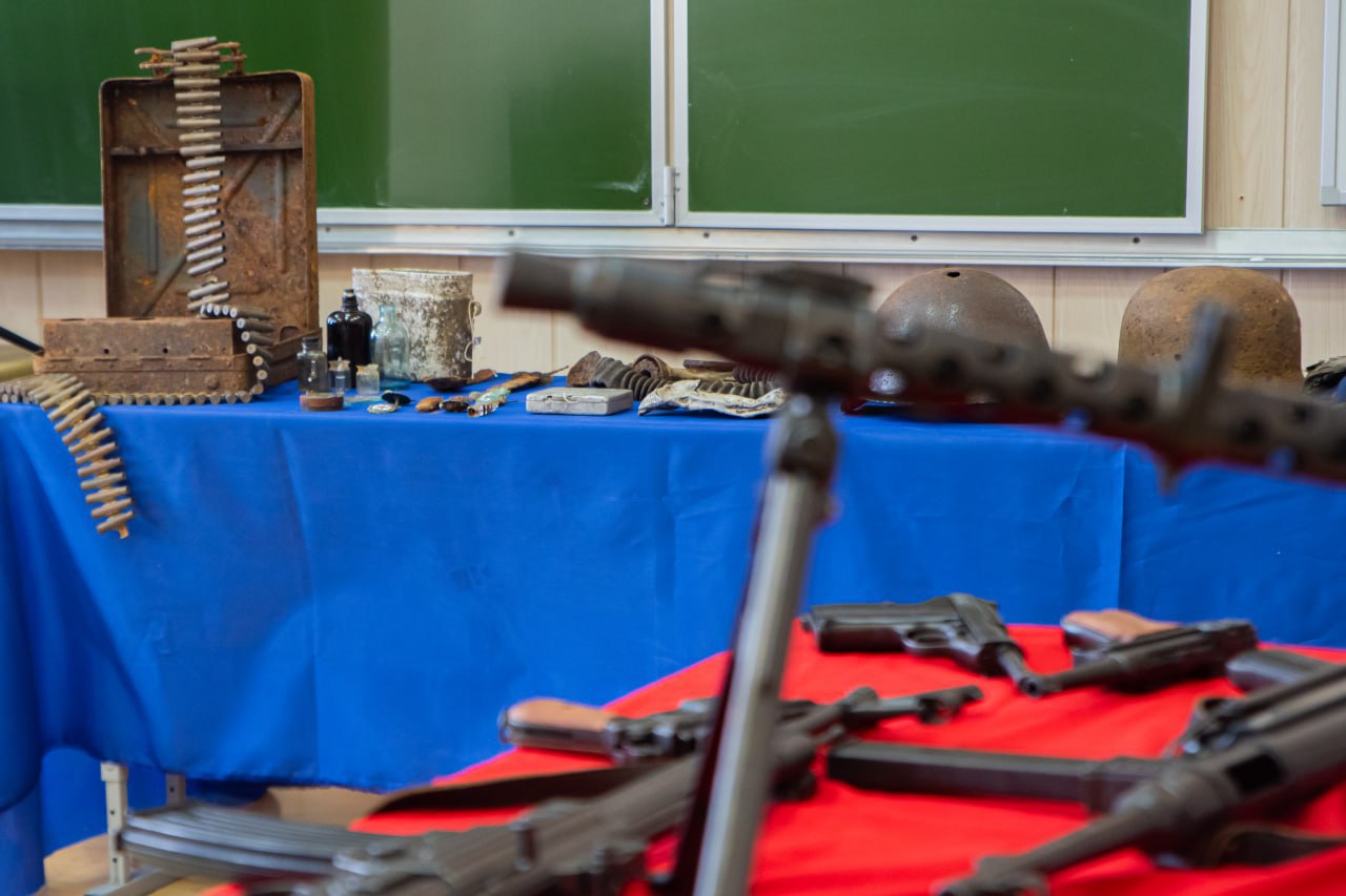 Курские школьники встретились с поисковиком, которая рассказала о работе по увековечиванию памяти павших солдат