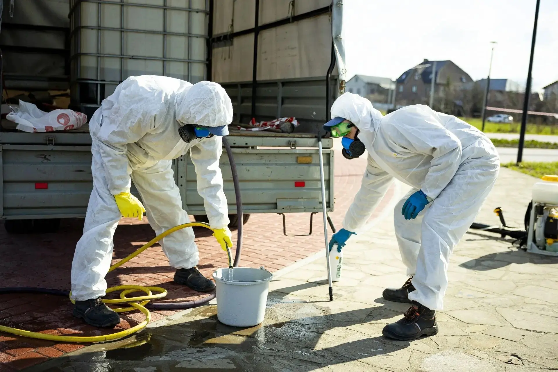 В трех курских скверах обработали территорию от клещей