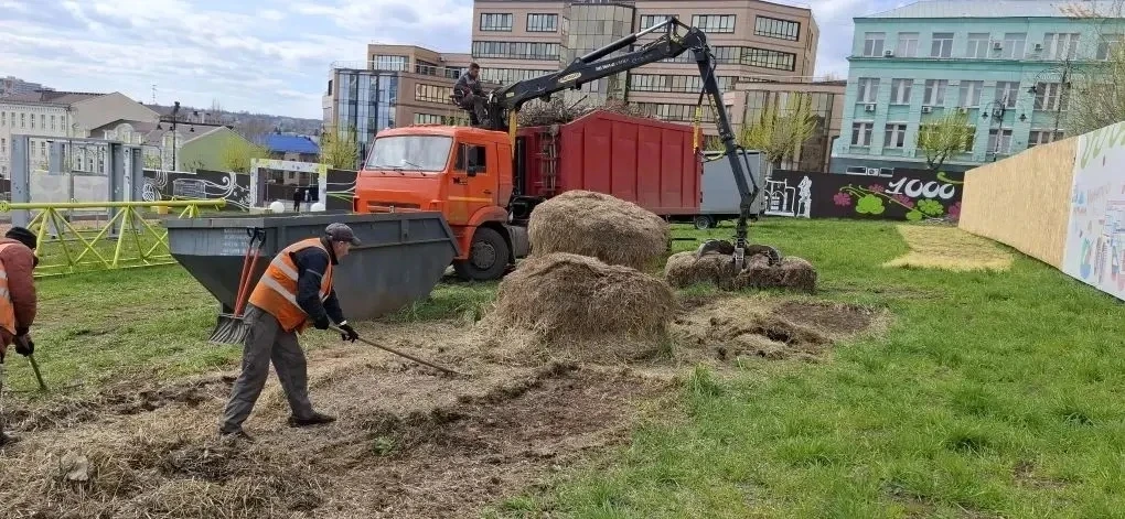 В Курске городские службы активно убирают улицы и парки
