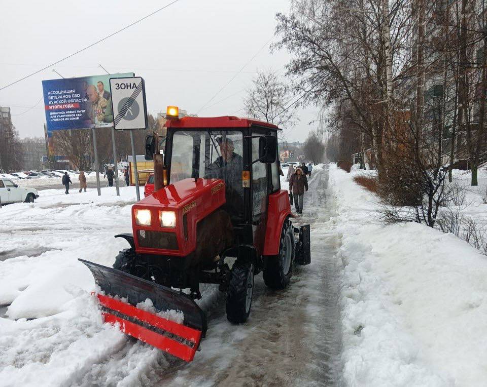 На уборку Курска вышли 162 человека и 92 единицы техники