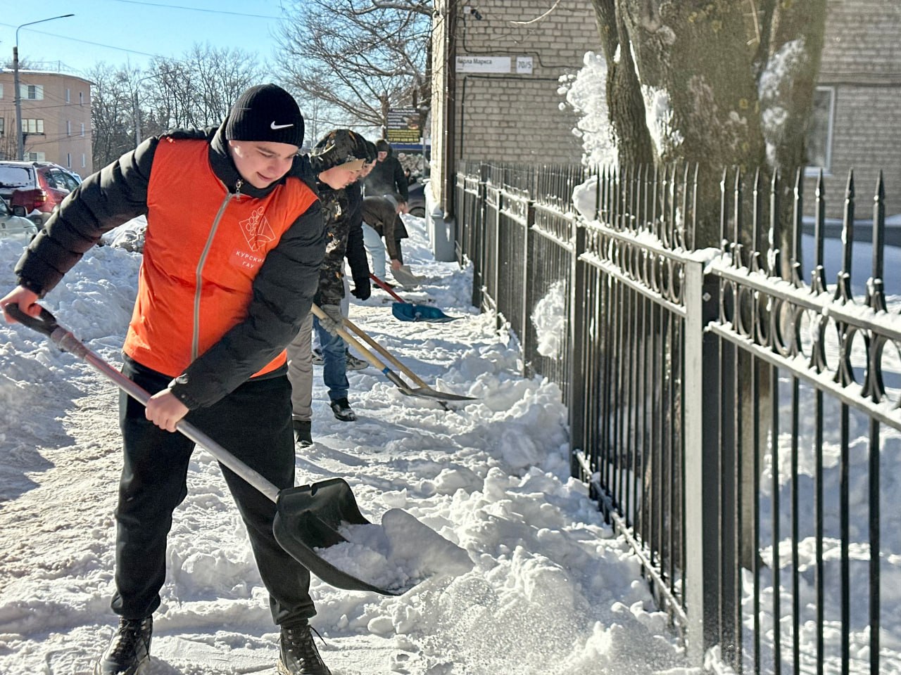 Студенты Курского ГАУ также помогают расчищать город от снега