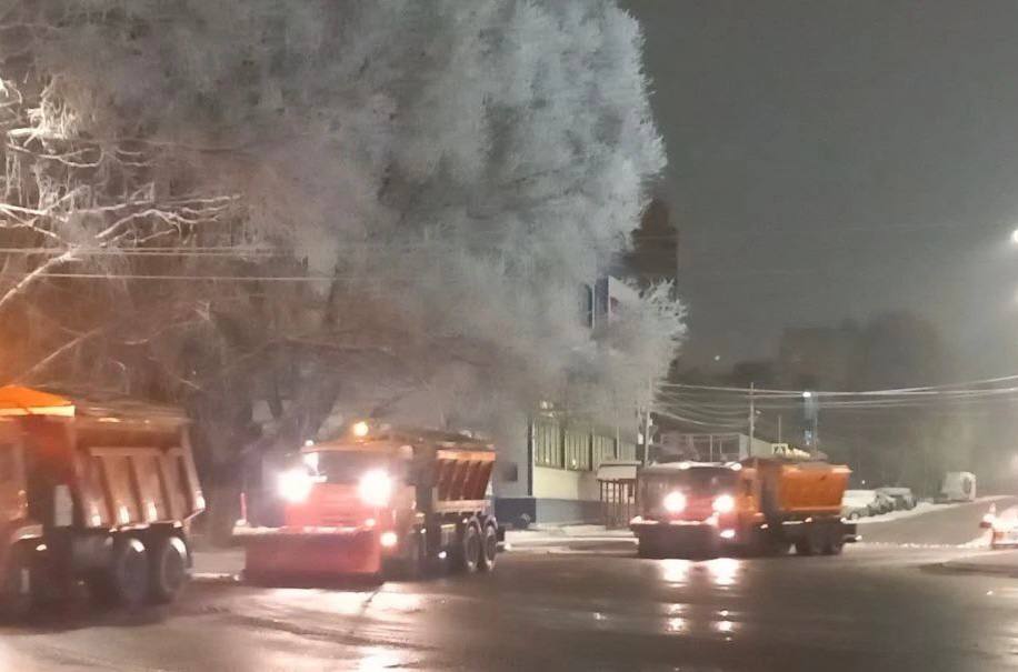 52 единицы спецтехники и 67 рабочих очищали дороги от снега в Курске