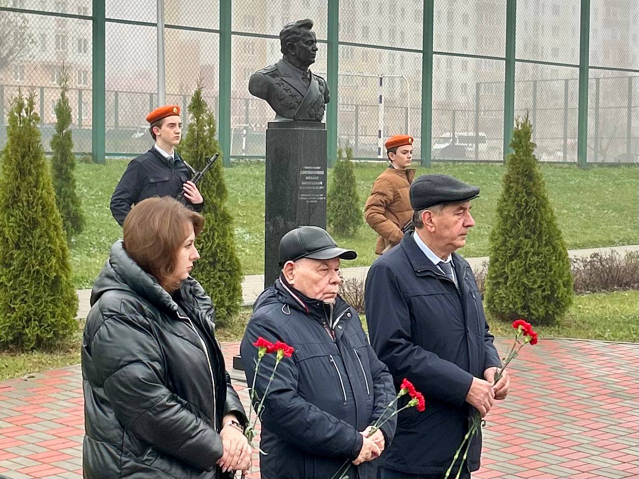 В школе № 58 Курска почтили память генерал-майора Михаила Овсянникова