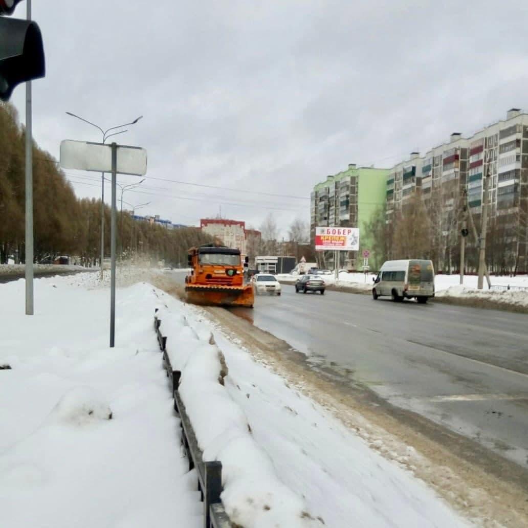 В Курске ночью 49 единиц техники убирали улицы от снега 