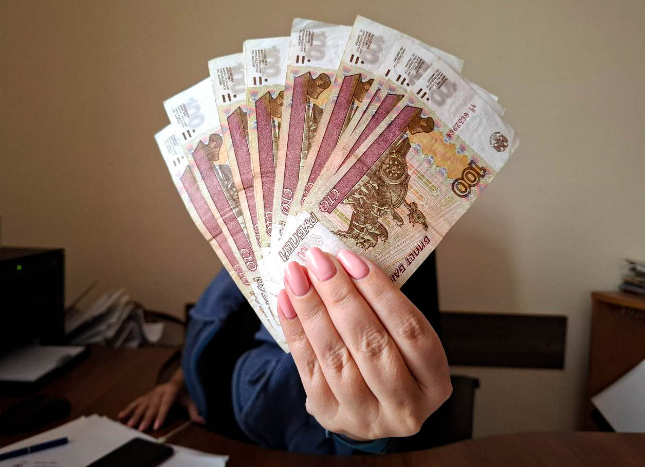 В Курской области в Железногорске таксист спас деньги пенсионерки от мошенников