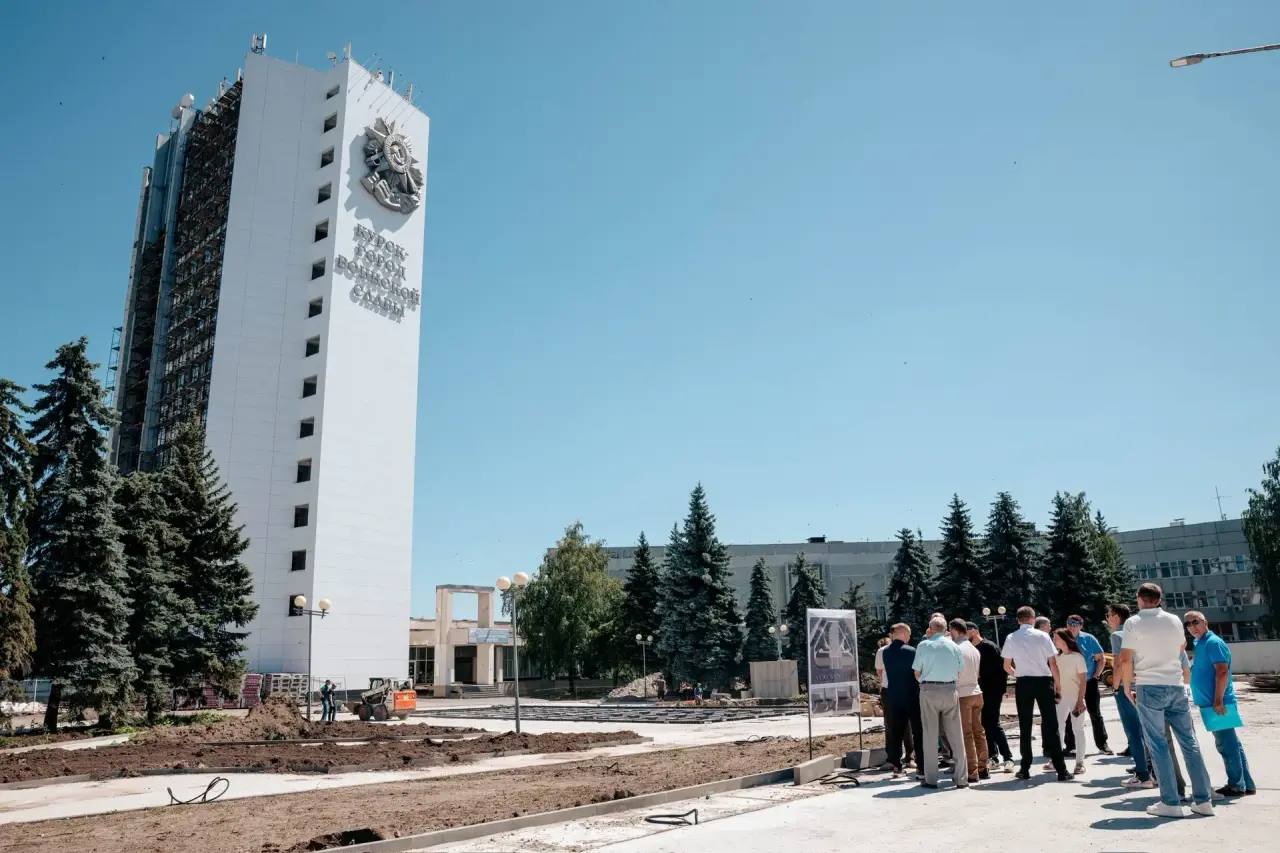 В Курске губернатор проверил реконструкцию мемориала и Аллеи Героев