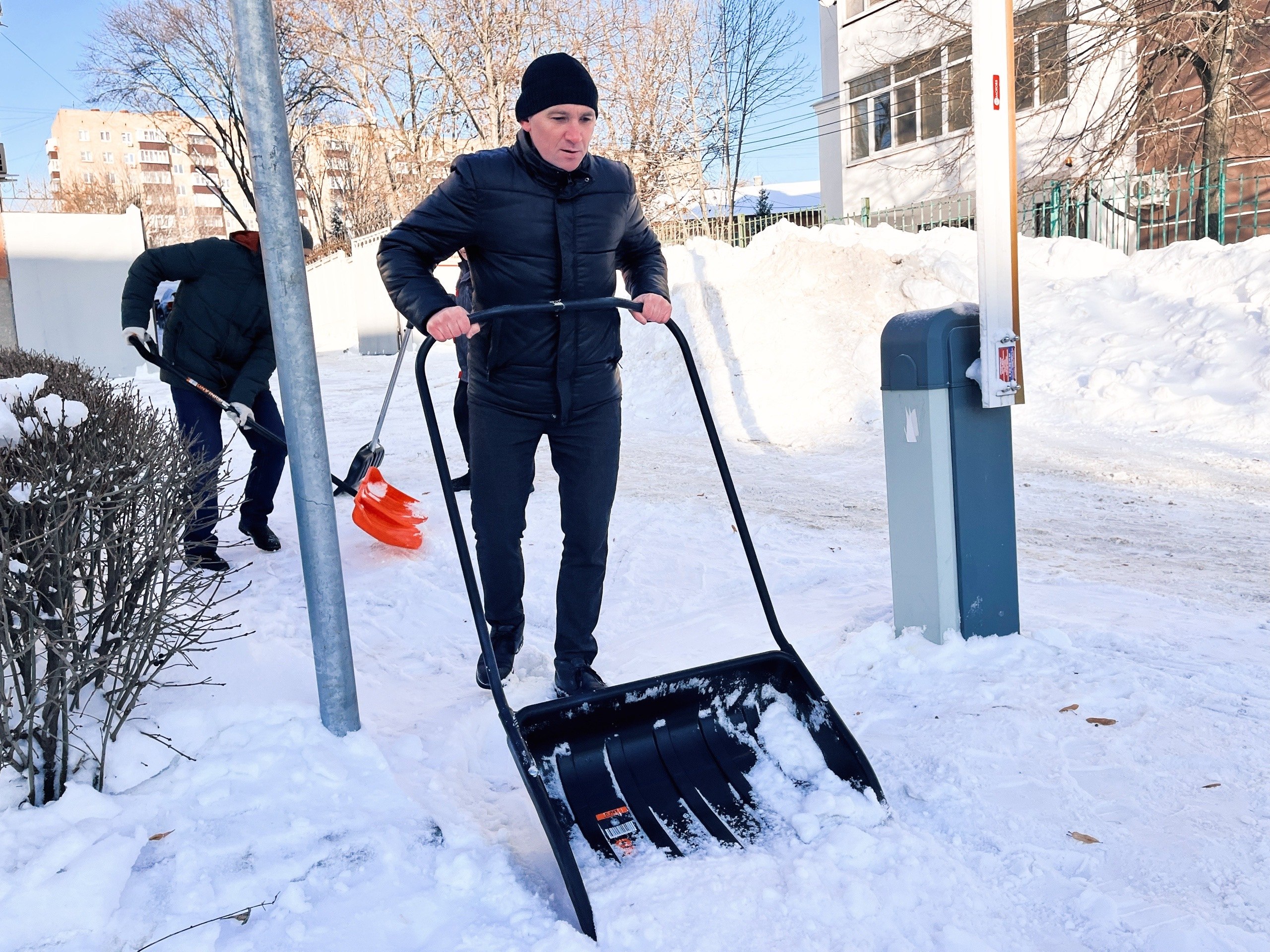 Министерства Курской области и городские комитеты подключились к уборке снега