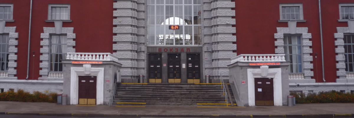 Двери железнодорожного вокзала станции Курск приведут в соответствующий вид