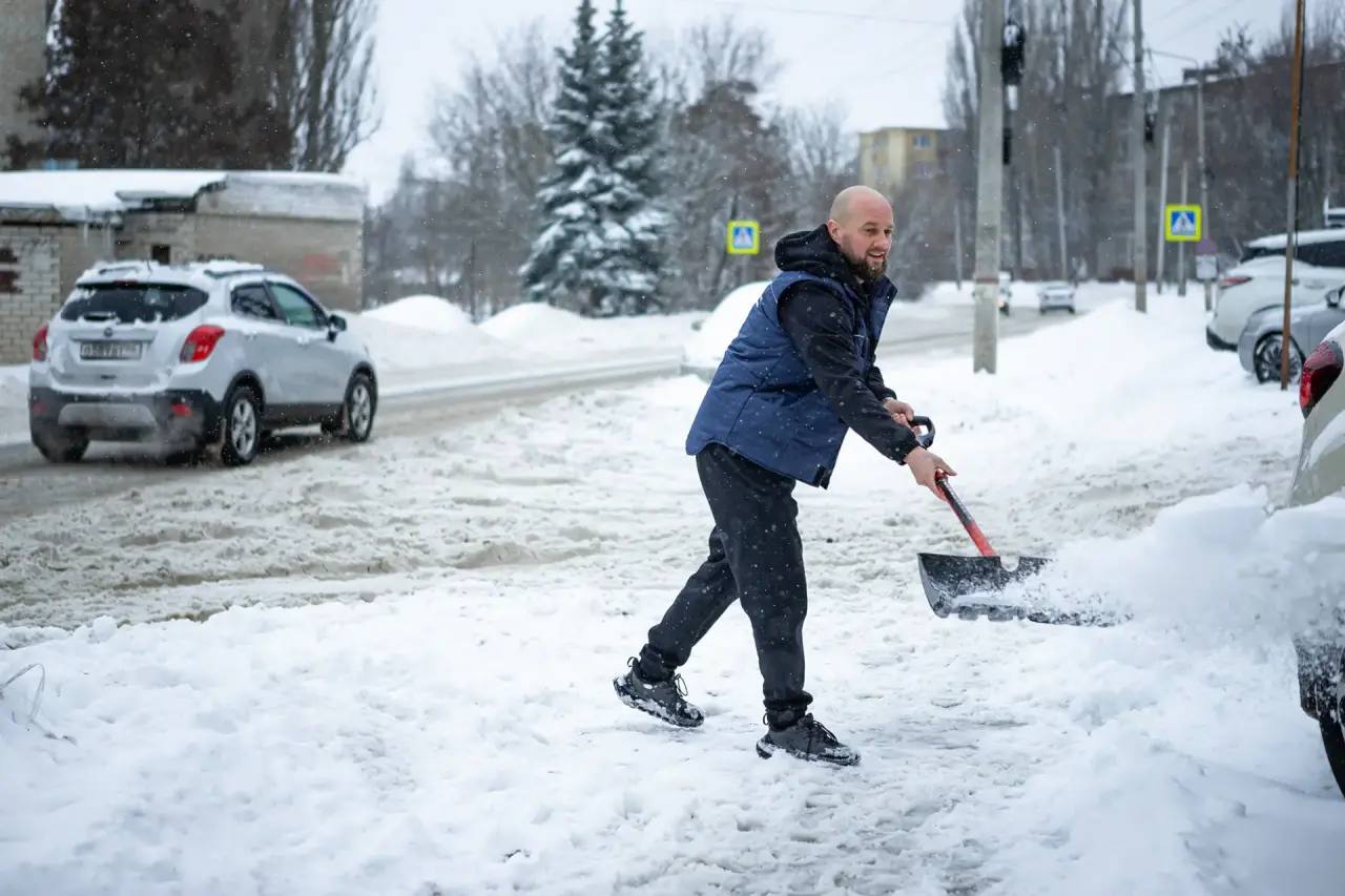 «Помогли жителям и провели время с пользой»: глава города поучаствовал в уборке Курска