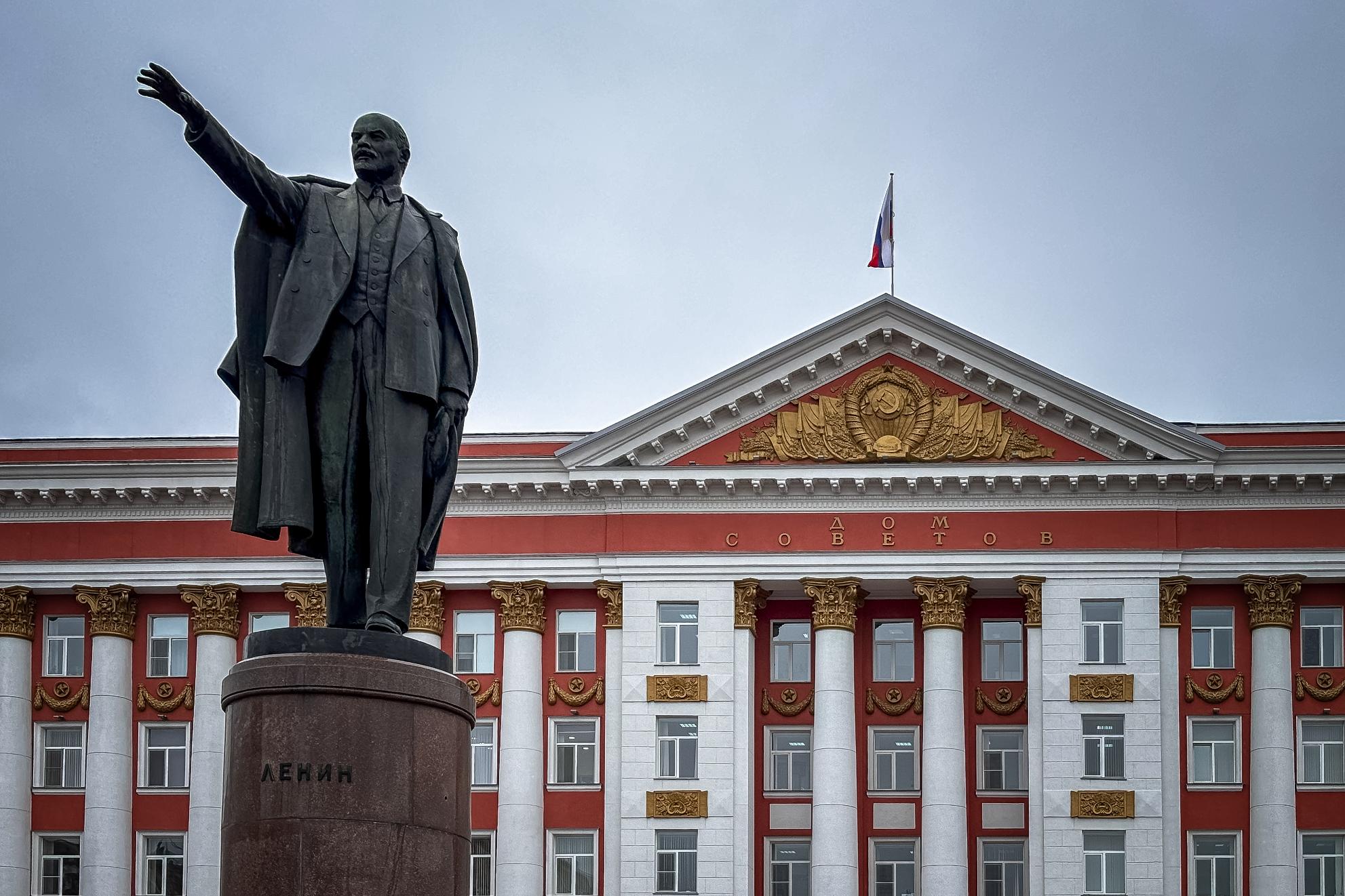 В Курской области мигранты не смогут работать таксистами и курьерами