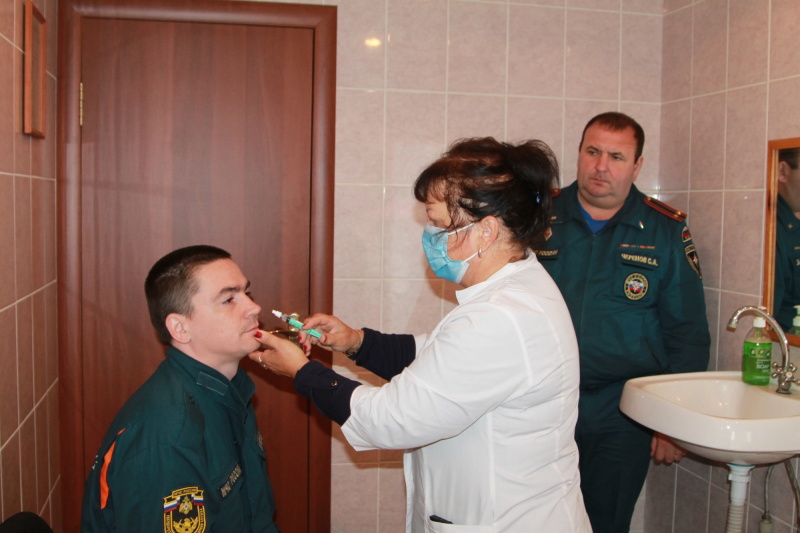 В Курске прошли ревакцинацию 26 работников МЧС России