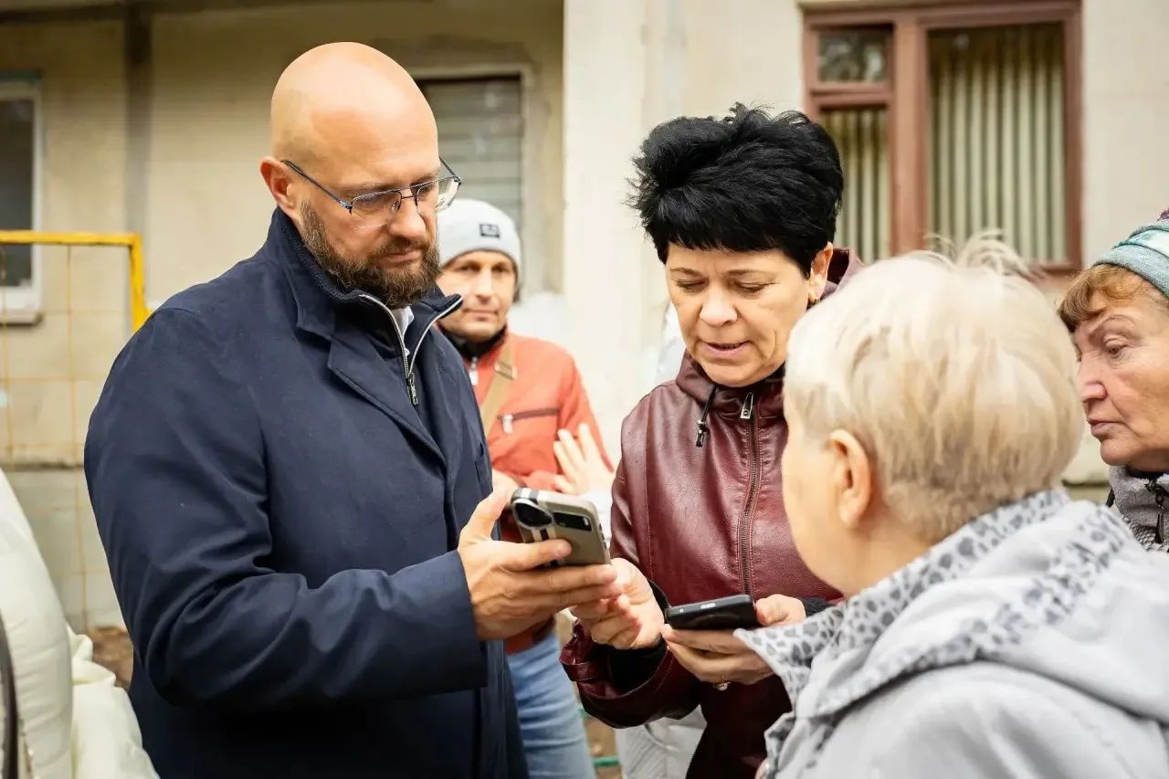 Евгений Маслов проверил квартиры с холодными батареями в Курске