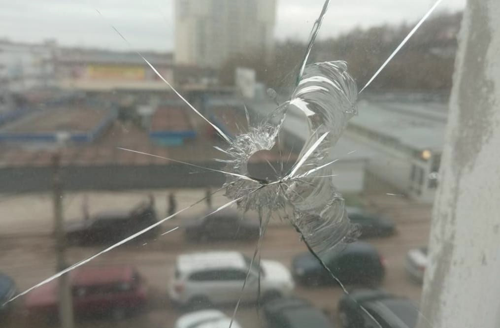 Удары беспилотников ВСУ повредили дома и автомобили на центральных улицах Курска