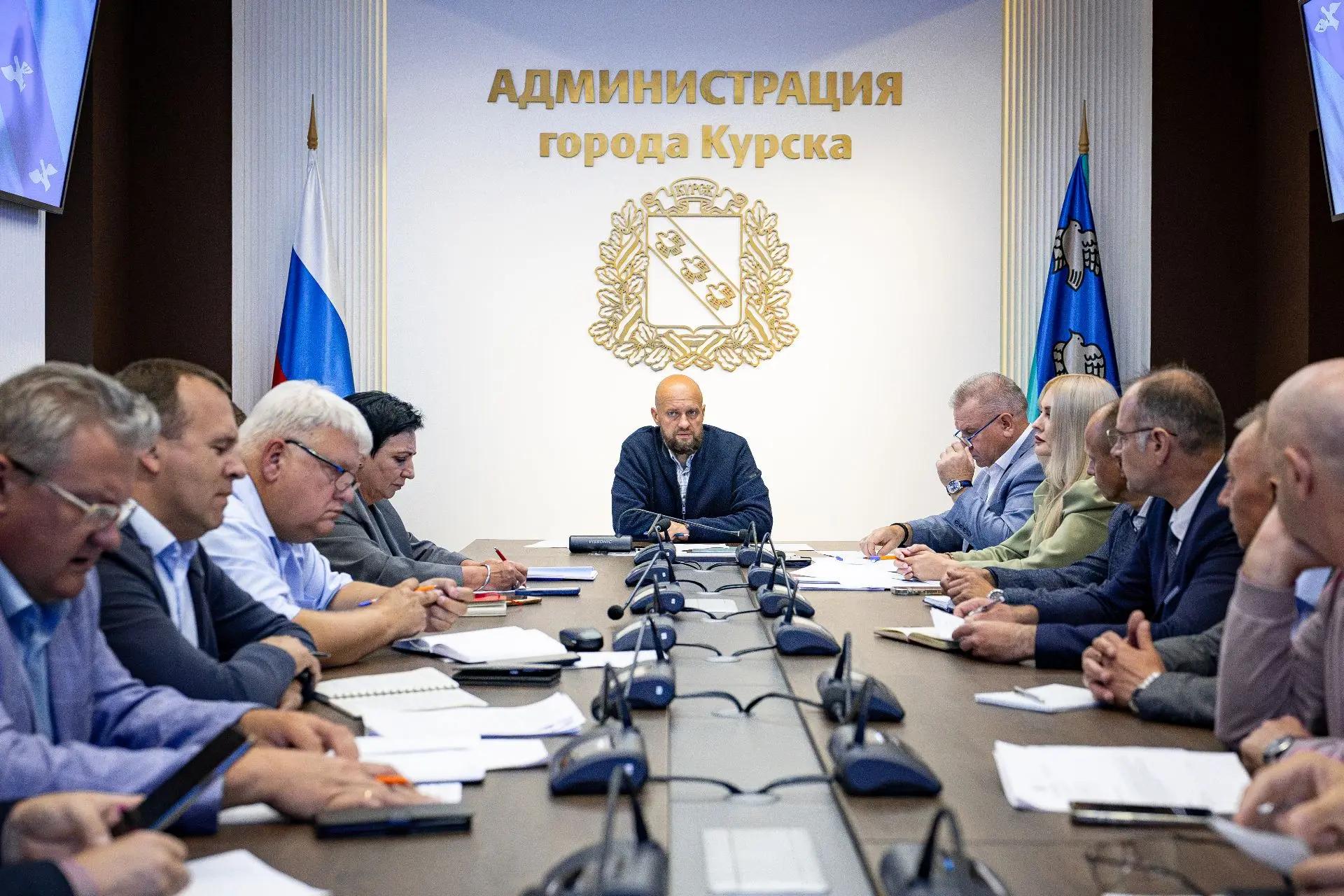 В Курске на еженедельном совещании обсудили службу по контракту