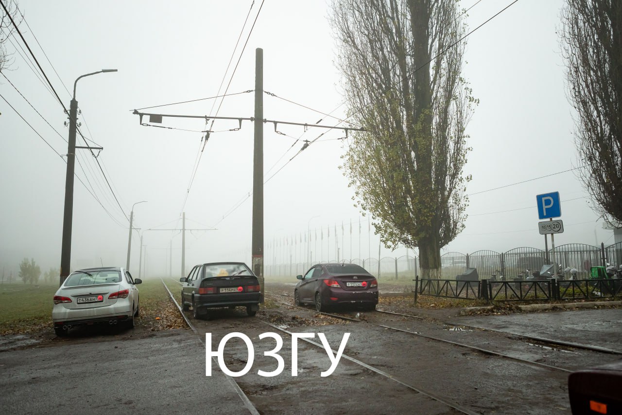 Администрация Курска опубликовала фото автомобилей на газоне возле ЮЗГУ