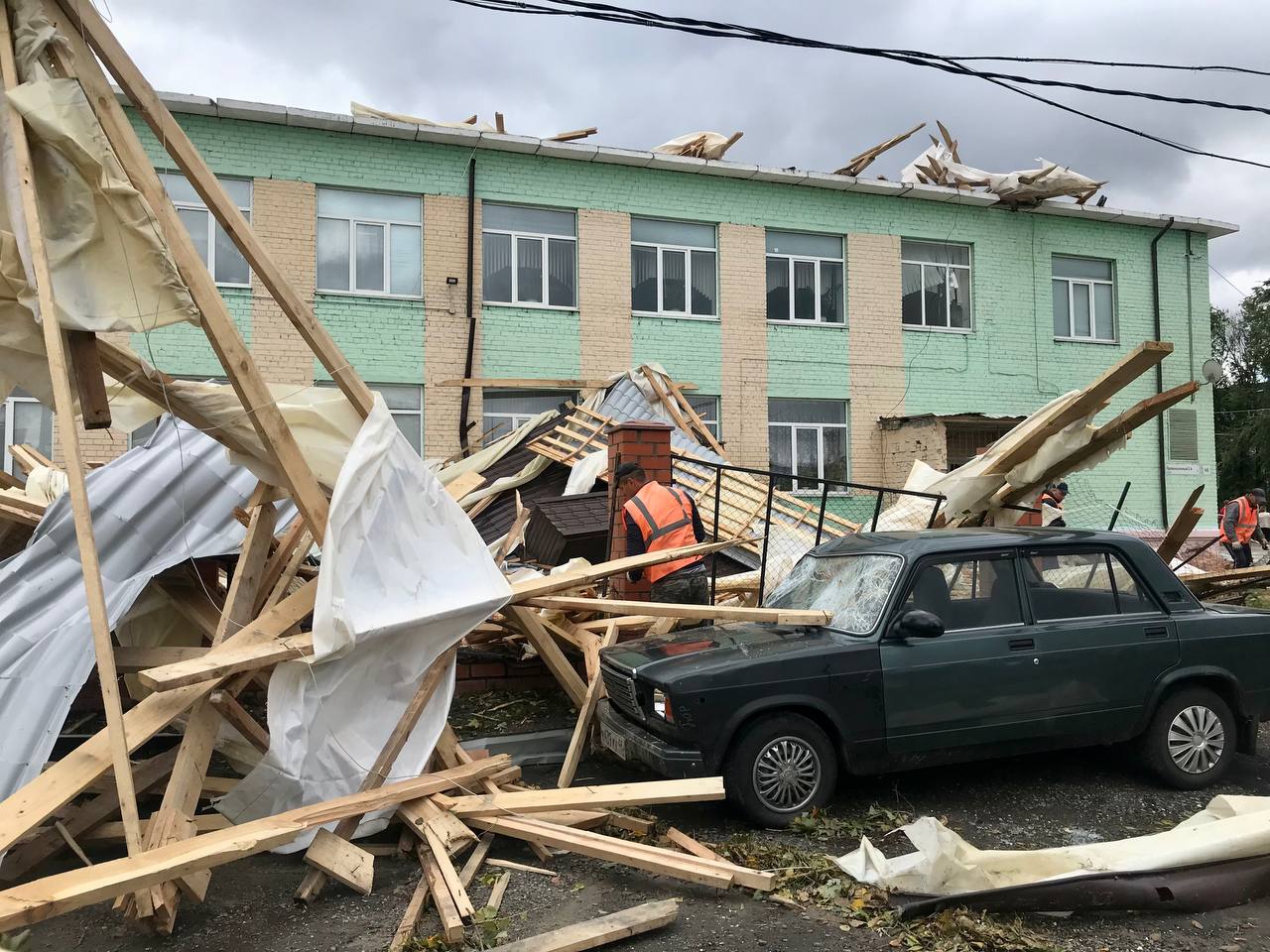 В Курске в микрорайоне Волокно ликвидируют последствия урагана