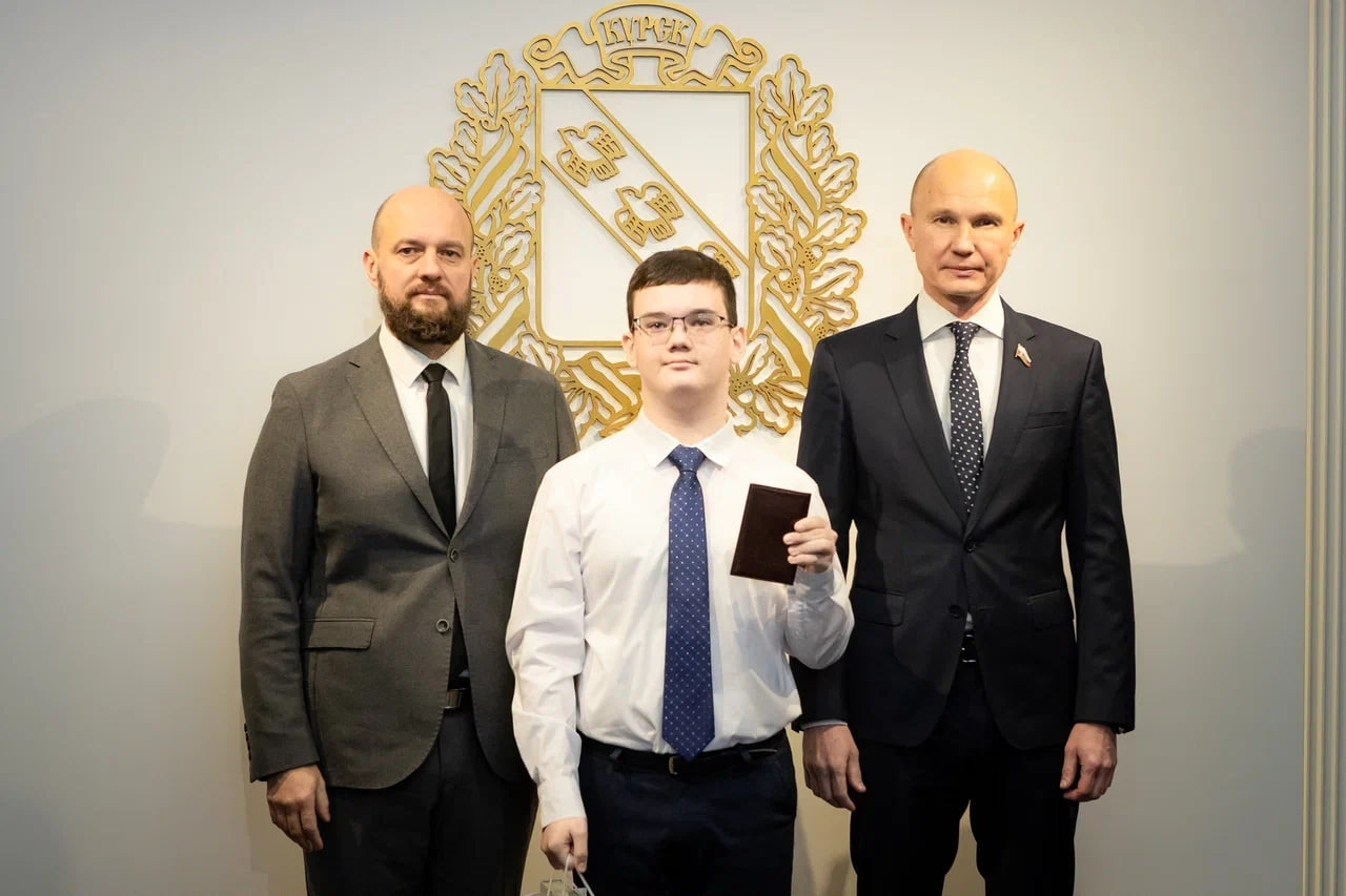 Шести юным курянам вручили паспорта в администрации города