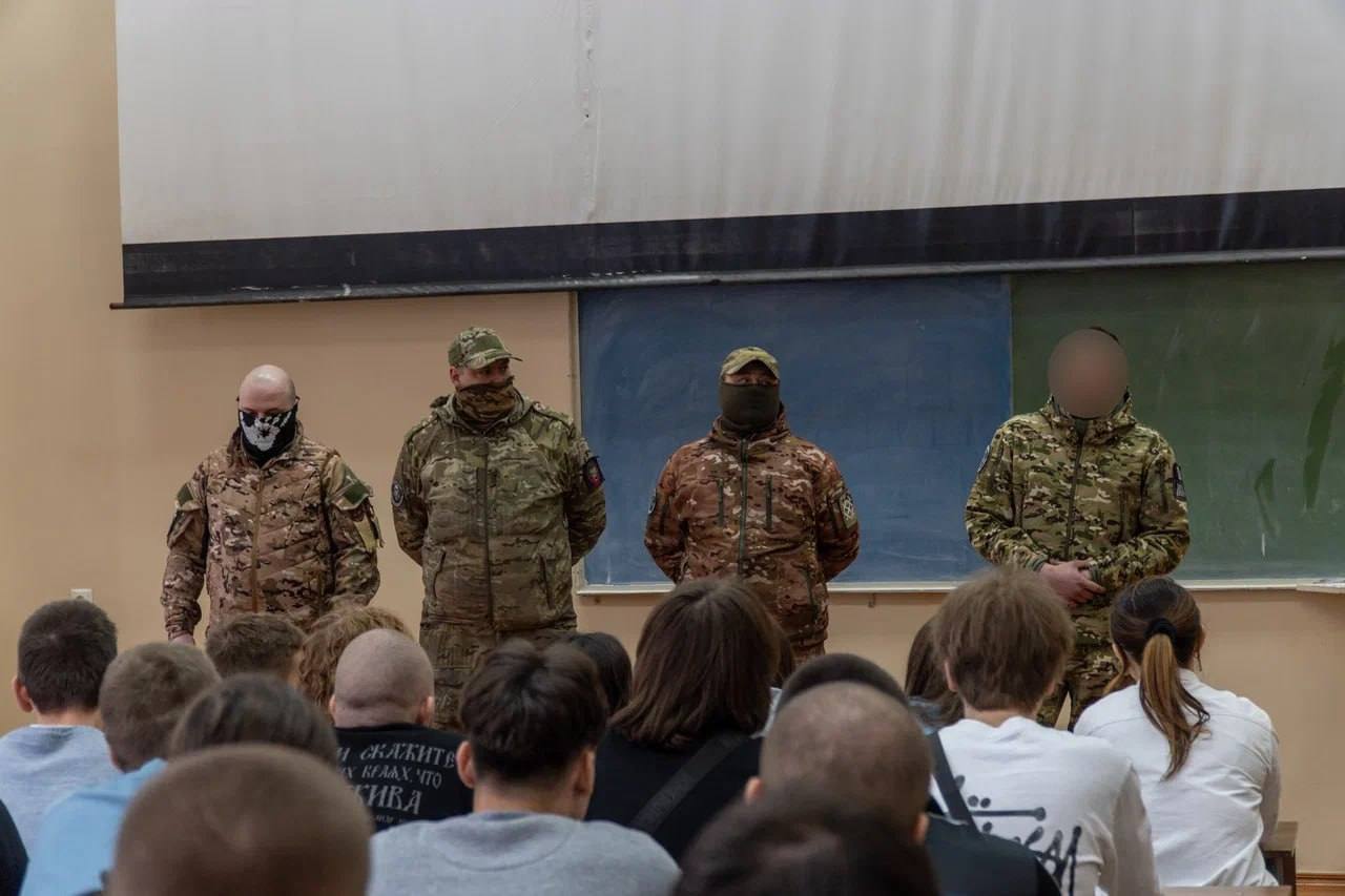 Студенты Курского ГАУ передали гумпомощь бойцам мобильной огневой группы