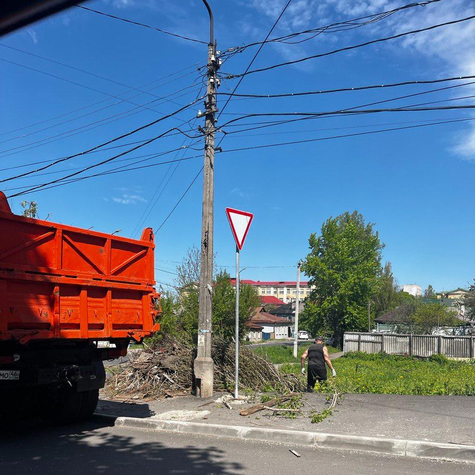 В Курске на улице Ватутина убрали мусор