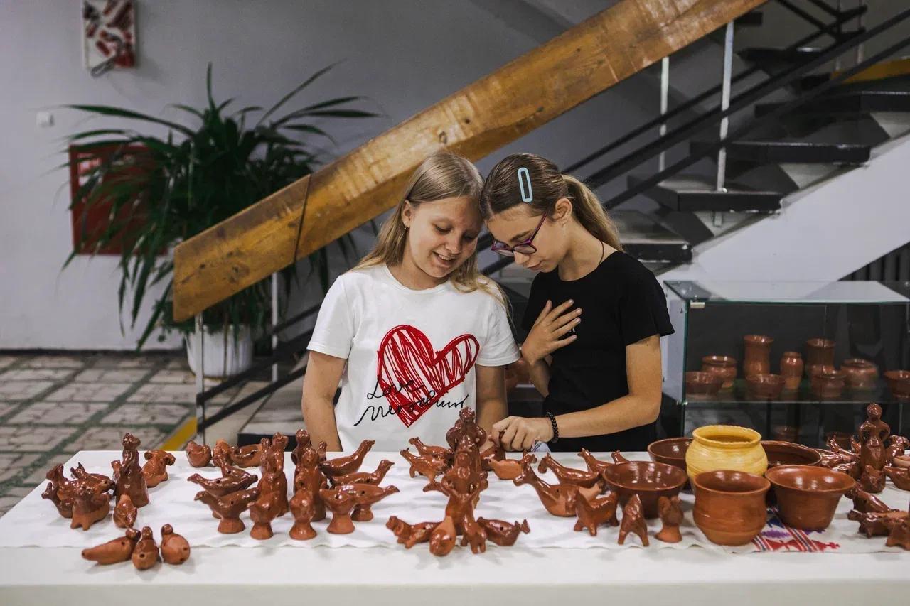 Почти 500 лепных и гончарных изделий куряне могут увидеть в «Лире»
