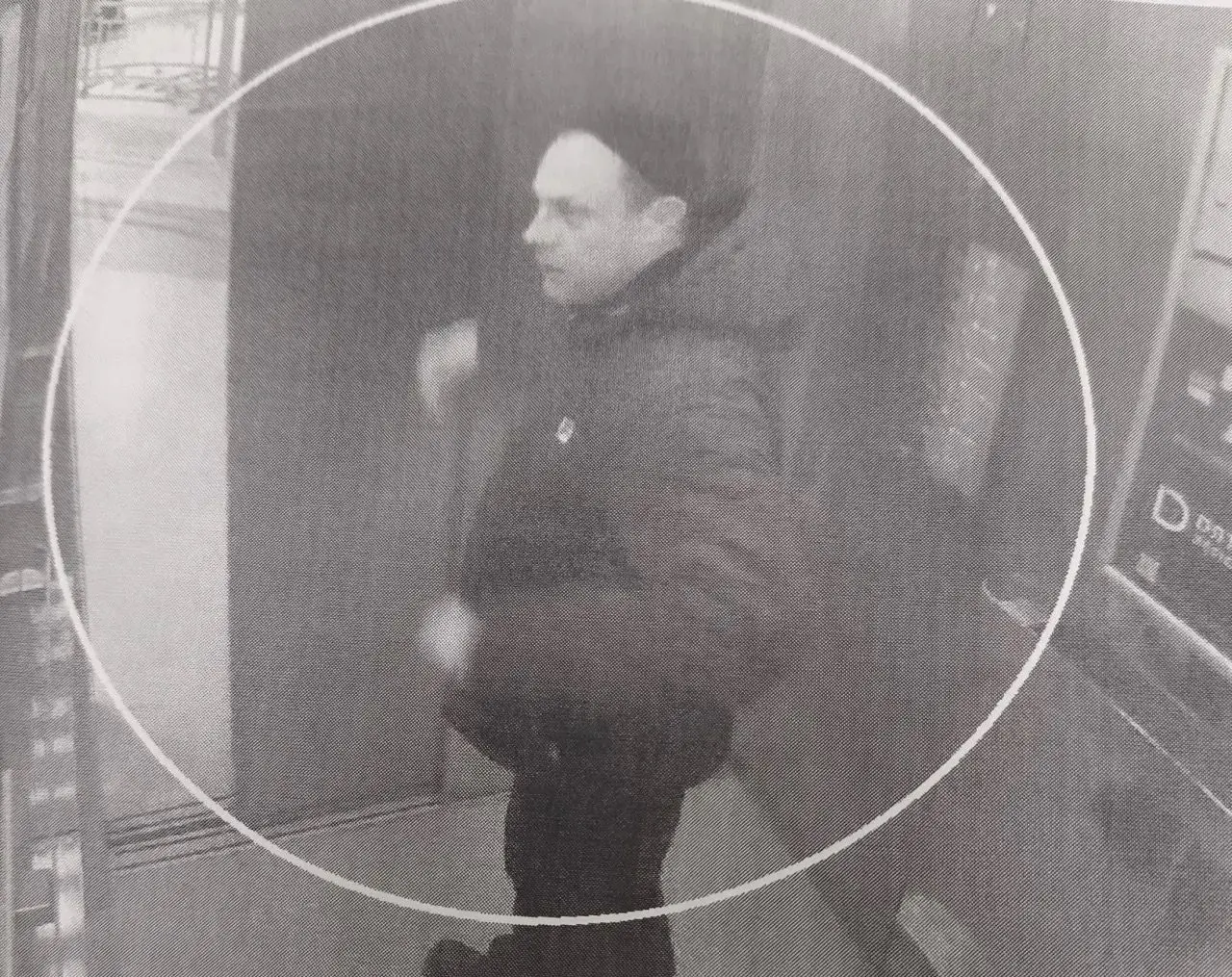 Курян просят помочь полиции установить личность мужчины с кадров камеры наблюдения