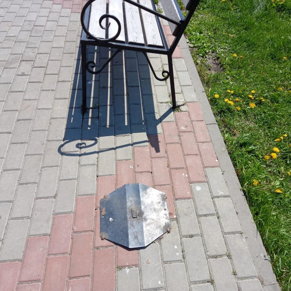 В Курске вандалы украли из сквера на улице Студенческой 2 лавочки и 6 урн 