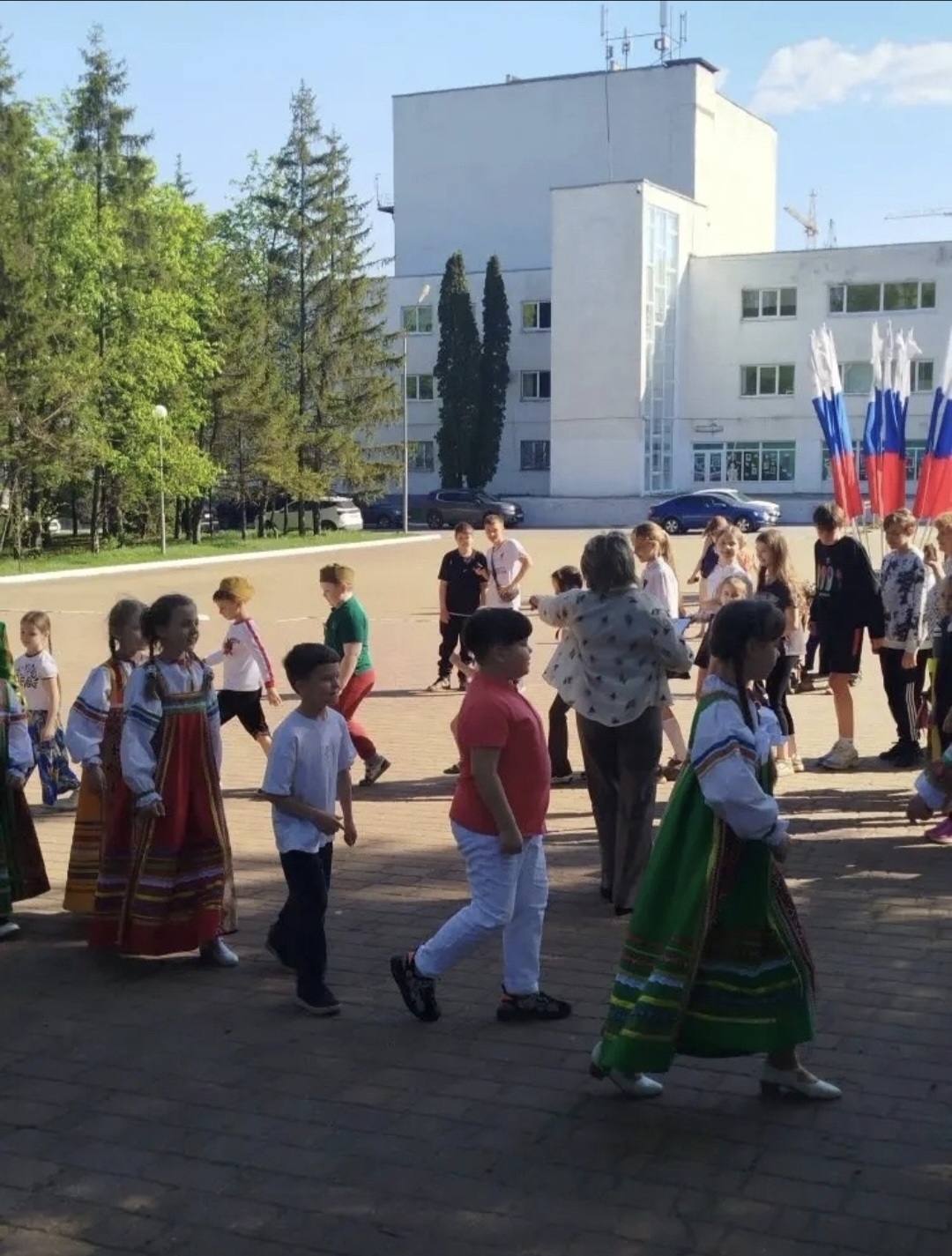 Для курян в парке выступили юные артисты