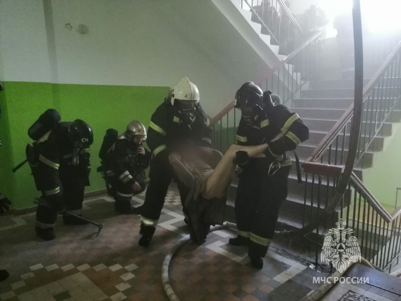 В Курске из многоэтажки на Володарского пожарные спасли двух человек