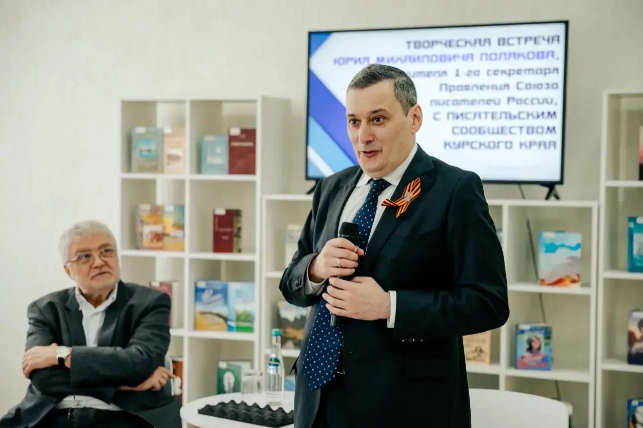 Александр Хинштейн поделился с курянами подборкой литературы из книжных лавок