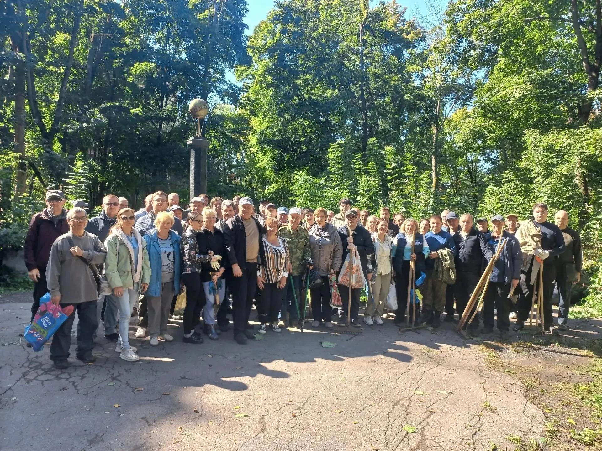 В Курске комитет культуры и туризма провел субботник на Никитском кладбище