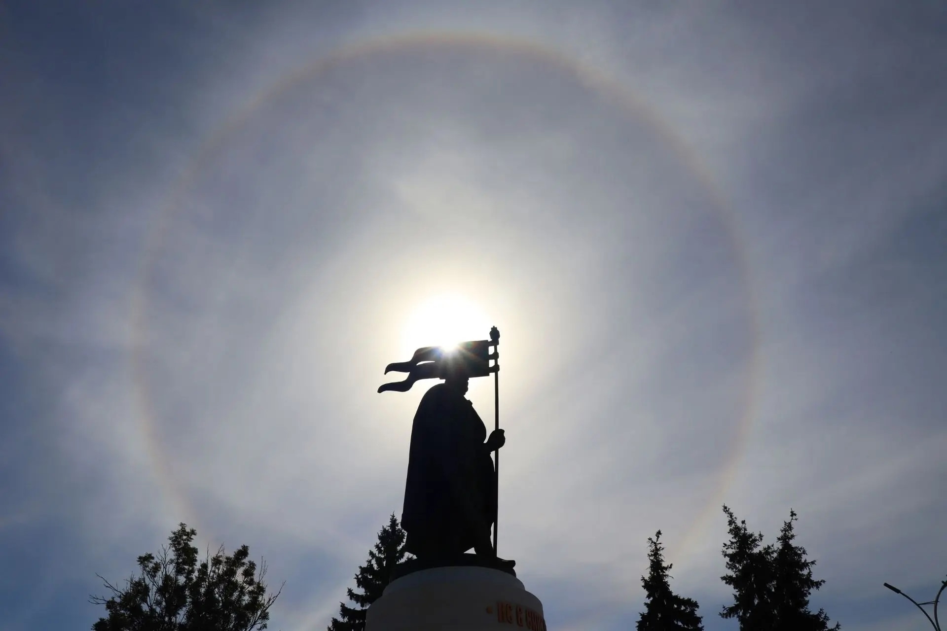 Александр Хинштейн поручил отремонтировать памятник Александру Невскому в кратчайшие сроки