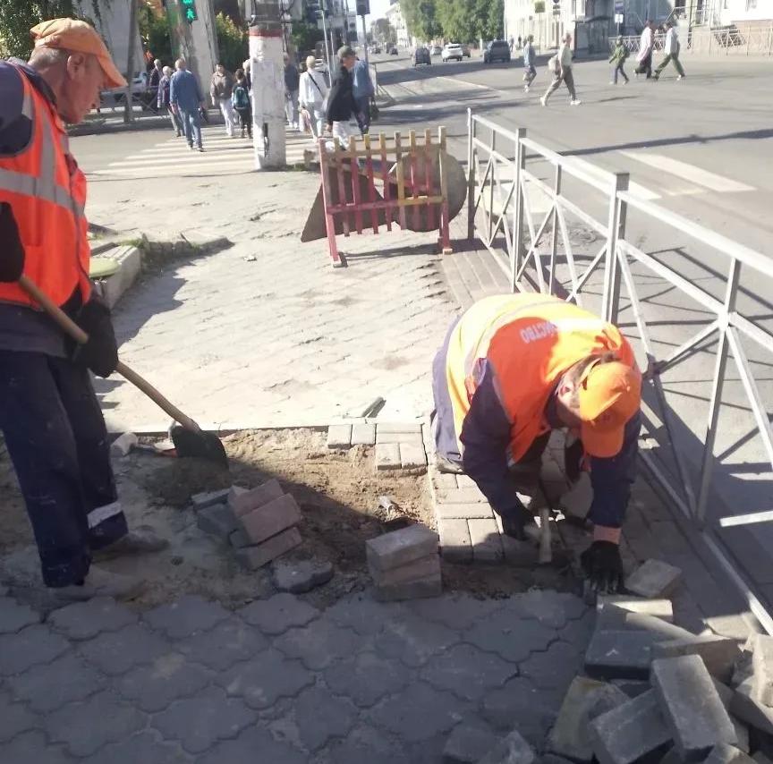 В Курске перекладывают плитку на перекрестке улиц Радищева – Садовая