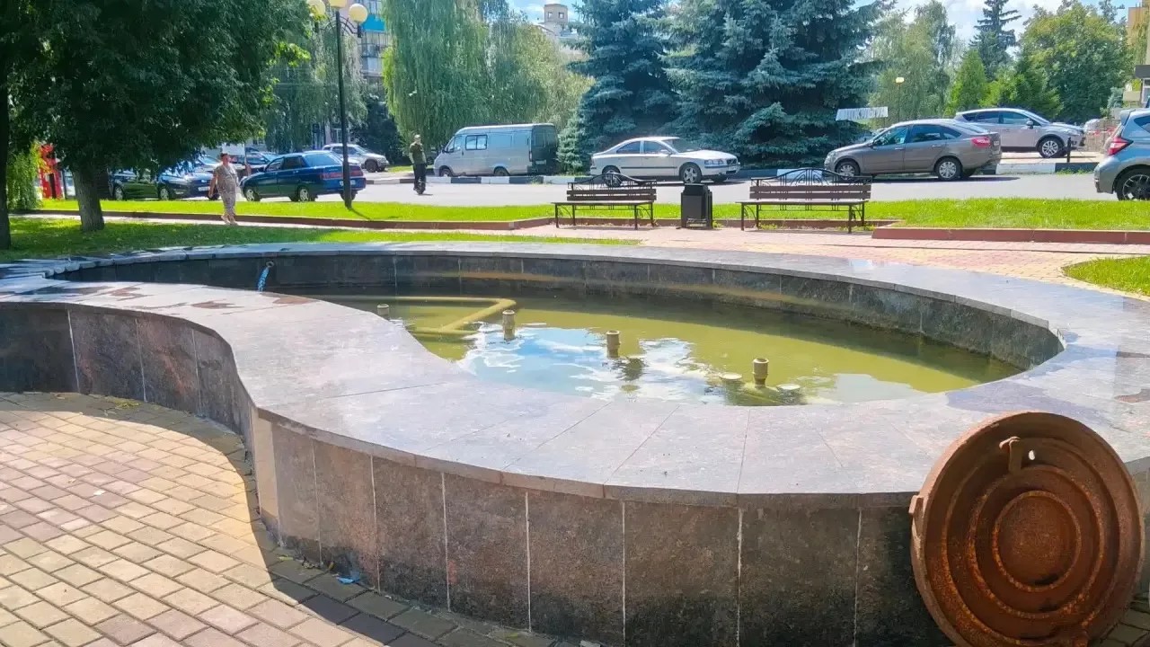 В Курске прочистили фонтан рядом с памятником Георгия Свиридова