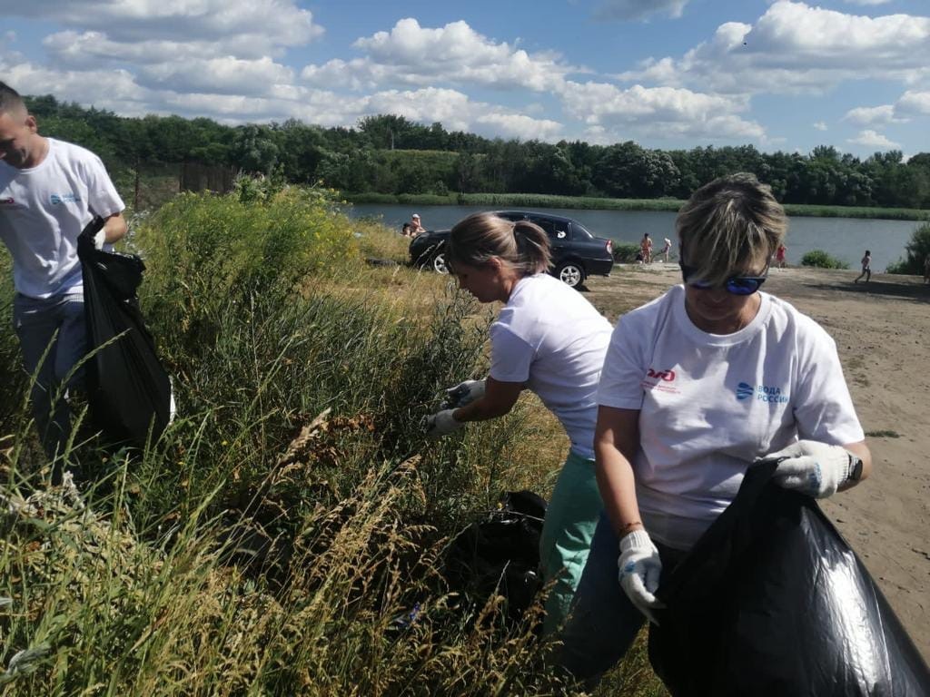 В Курске сотрудники железнодорожного транспорта очистили от мусора берега реки Сейм и Стрелецкого озера