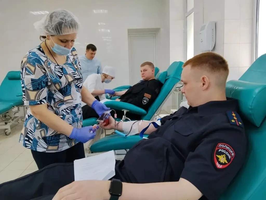 Курские полицейские с семьями сдали кровь на донорской акции