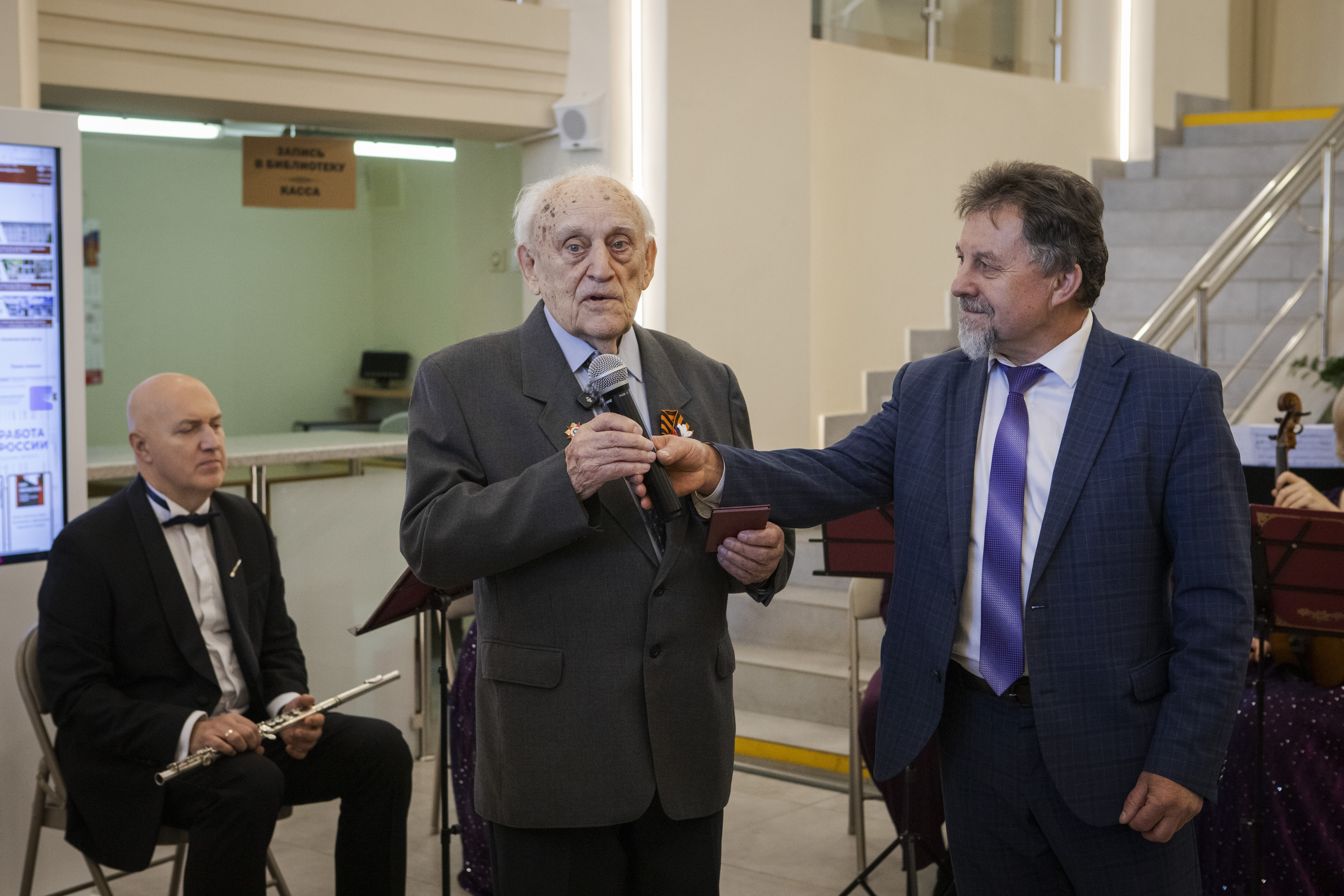«Малая родина»: в Курске открылась выставка 100-летнего ветерана Великой Отечественной войны