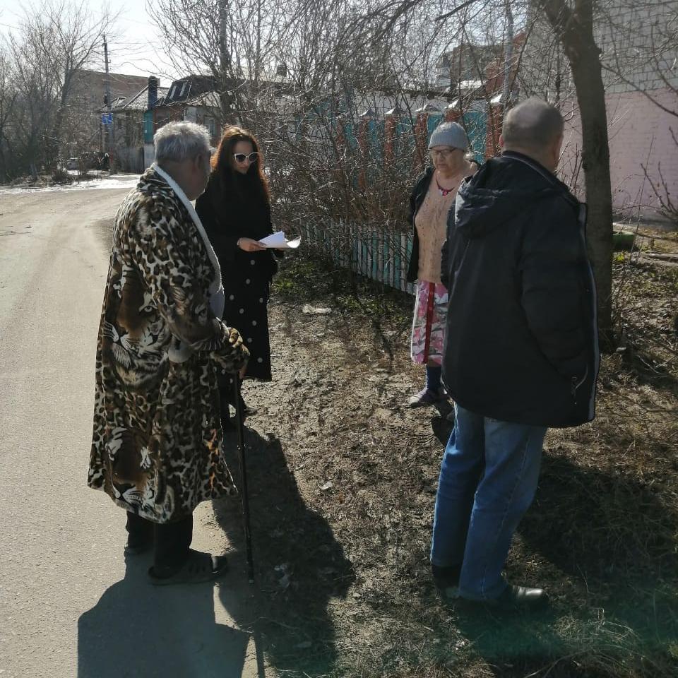 В Центральном округе Курска жителям частного сектора рассказали о рисках пала сухой травы