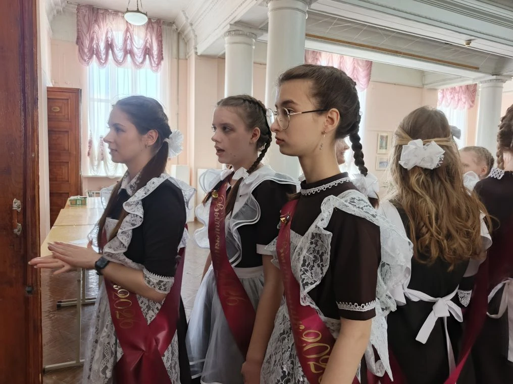 В Курске одиннадцатиклассников гимназии №4 поздравили с выпуском