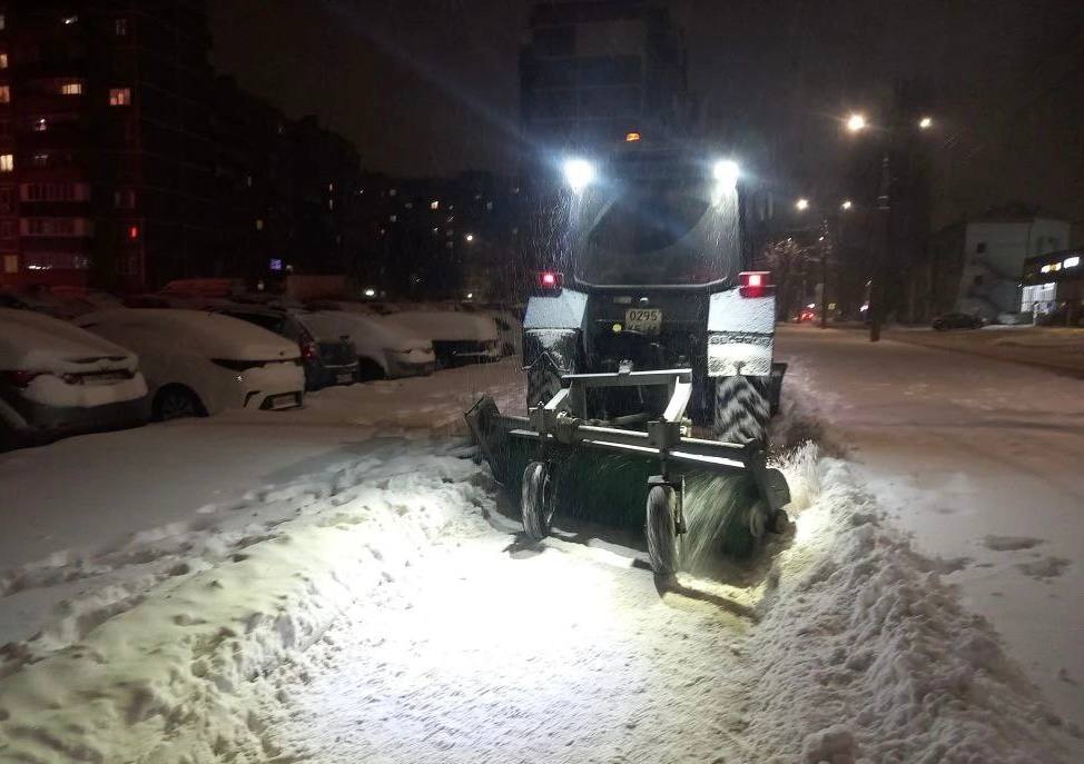 Ночью 30 декабря дороги Курска очищали от снега 68 машин
