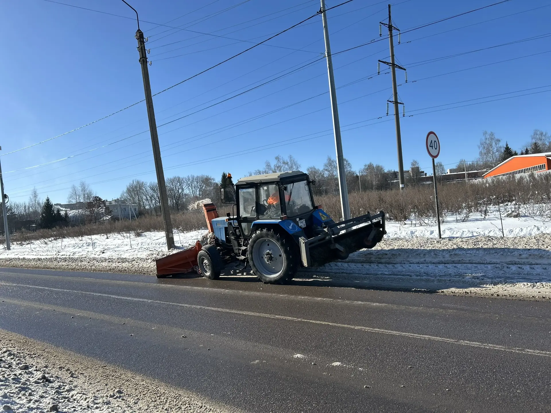 В центре Курска полным ходом идёт масштабная уборка снега