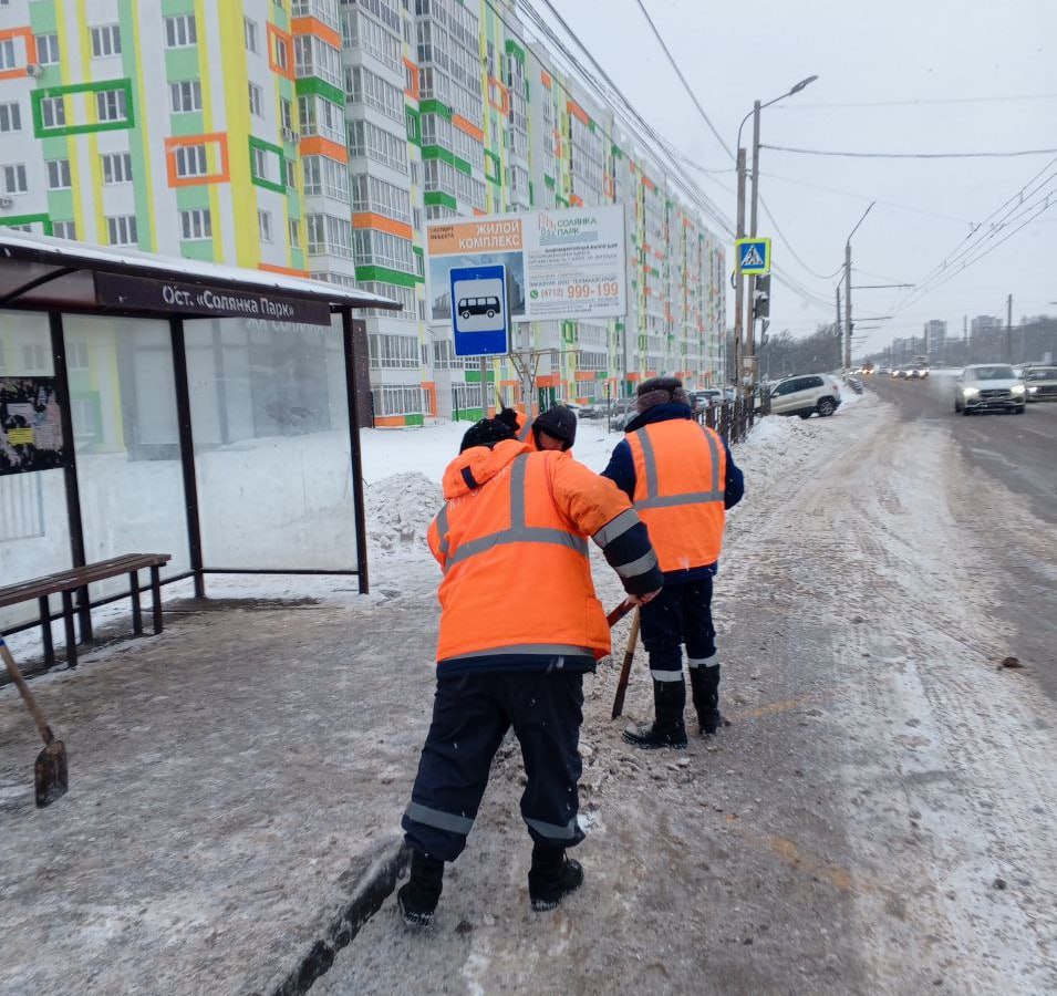Дороги Курска расчищают от снега 72 единицы техники