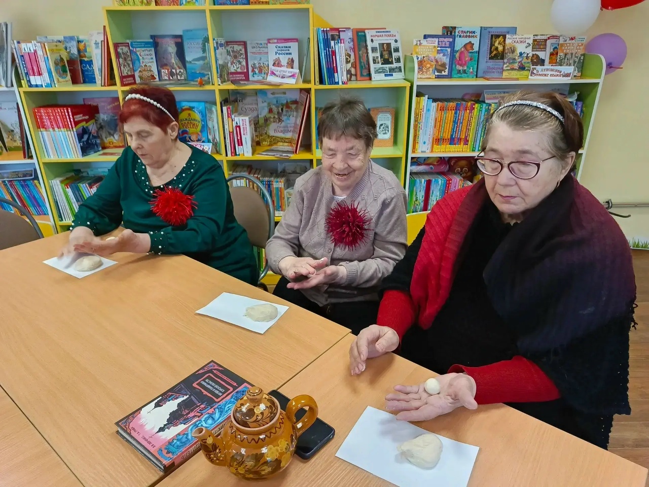 Пожилые куряне создали соловушек из соленого теста 