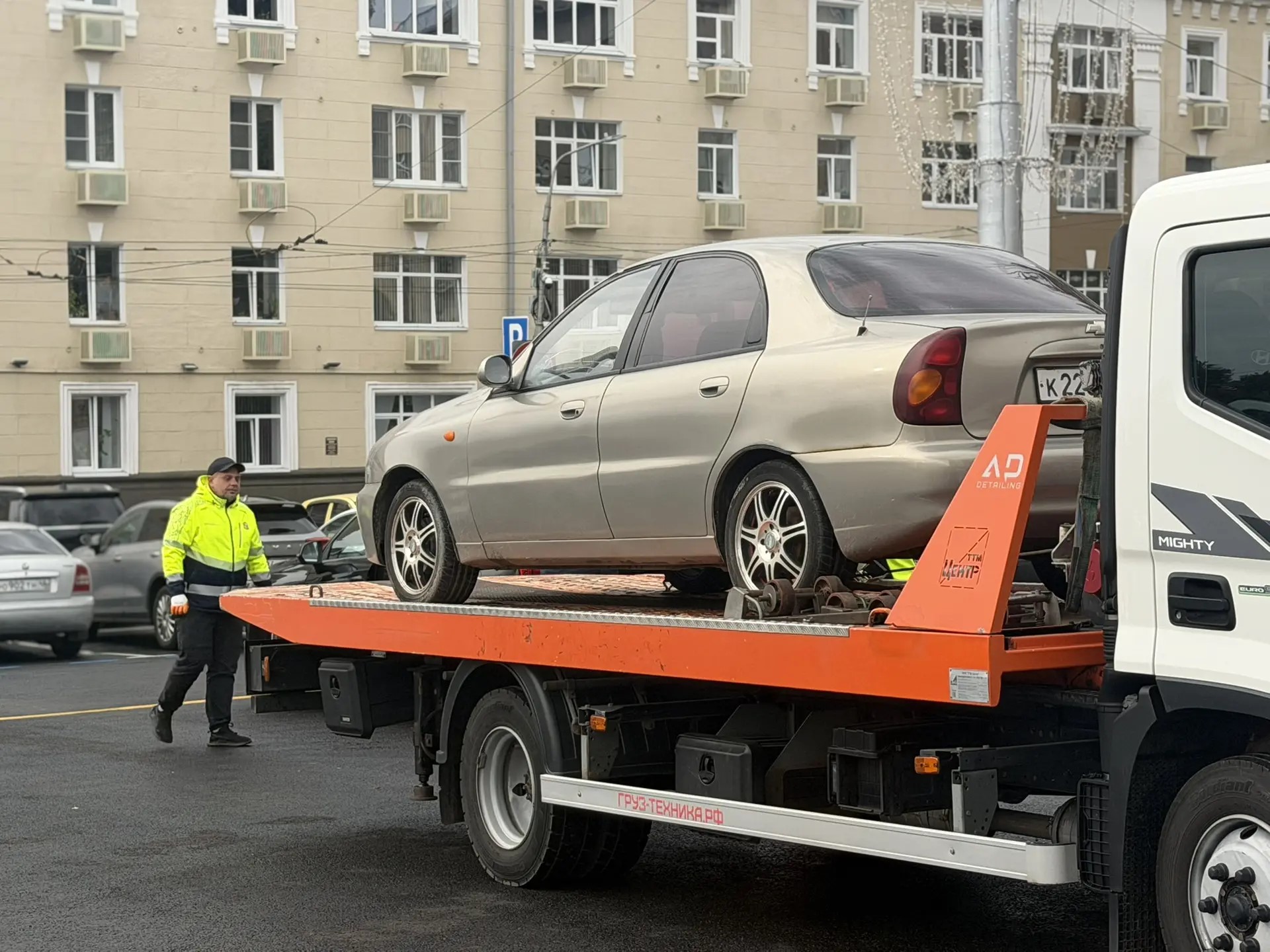 В Курске на Красной площади эвакуируют автомобили нарушителей