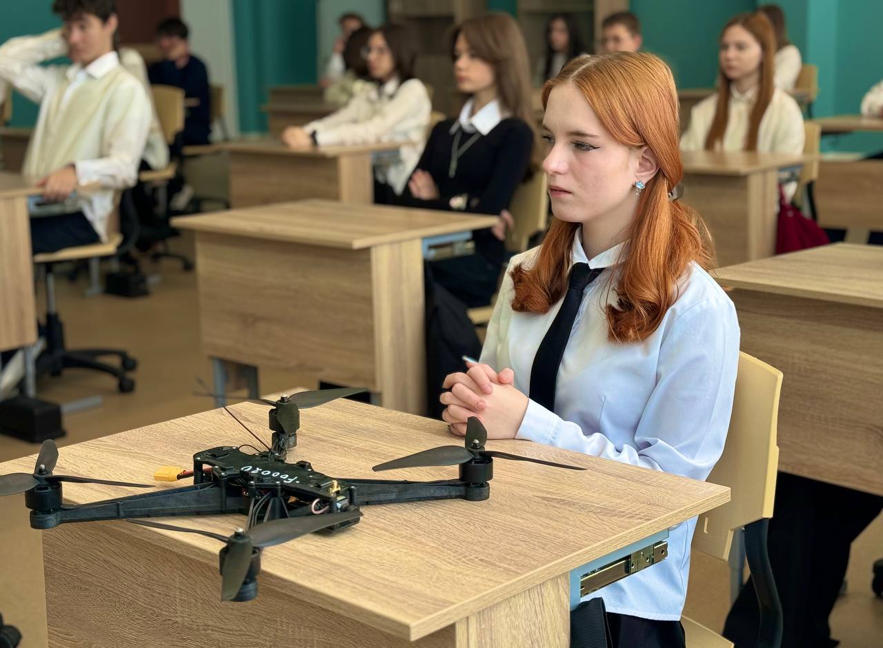 В школе № 23 Курска прошел первый урок по сборке и управлению БПЛА