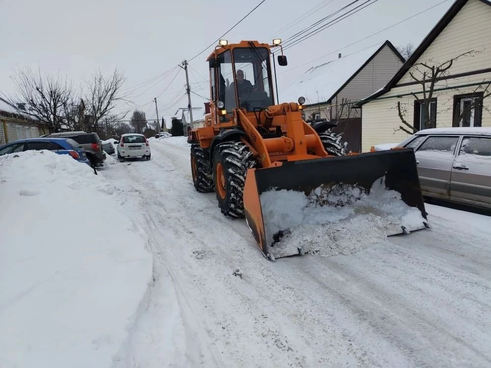 В Железнодорожном округе Курска чистят от снега частный сектор