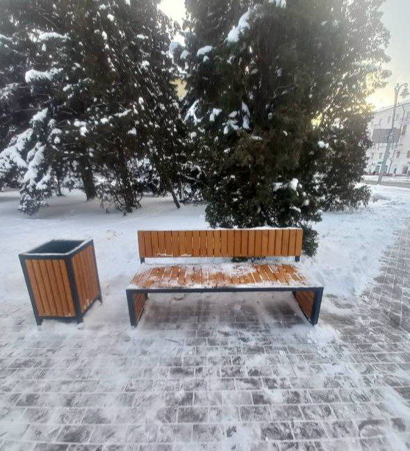 В Курске в выходные дни коммунальщики чистят снег и приводят в порядок парки